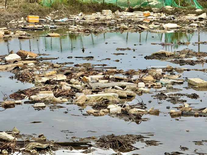 Rubbish threatens Quang Ngai river - 3 Rubbish threatens Quang Ngai river - 3