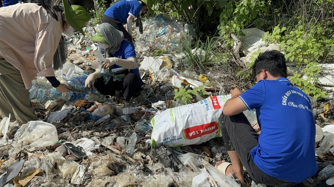 Divers collect rubbish from Con Dao coral reefs - 9