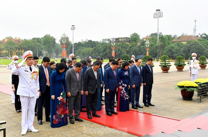 State leaders pay tribute to President Ho Chi Minh ahead of Reunification Day - 6