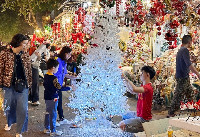 Christmas spirit envelops Hanoi street - 3 Christmas spirit envelops Hanoi street - 3