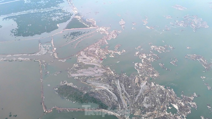 Litter engulfs Ha Long Bay after typhoon - 5