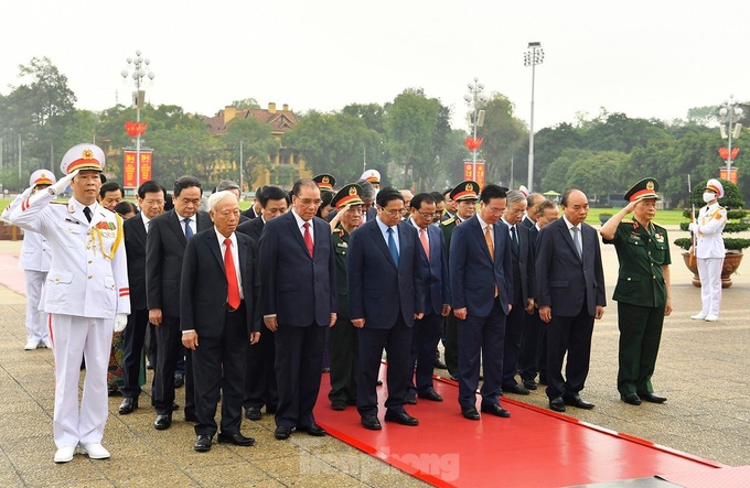 State leaders pay tribute to President Ho Chi Minh ahead of Reunification Day - 3