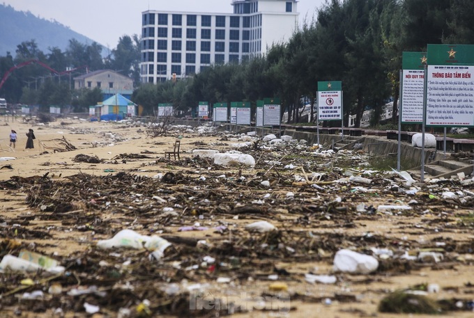 Ha Tinh’s most beautiful beach devastated after storm - 2