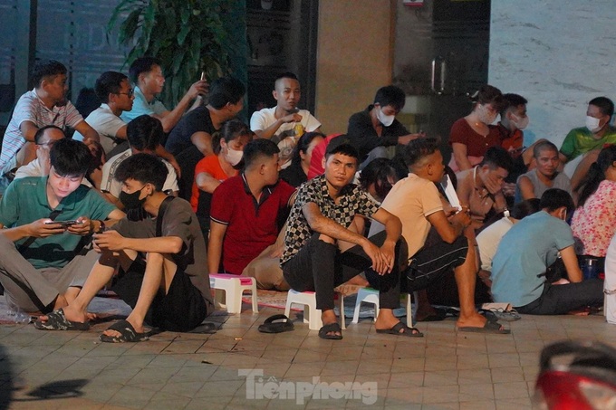 Longer queues for gold purchase as prices drop - 3 Longer queues for gold purchase as prices drop - 3