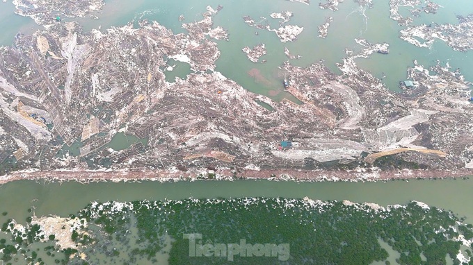 Litter engulfs Ha Long Bay after typhoon - 4