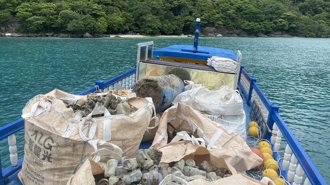 Divers collect rubbish from Con Dao coral reefs - 6