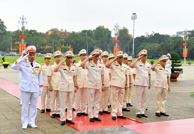 State leaders pay tribute to President Ho Chi Minh ahead of Reunification Day - 5