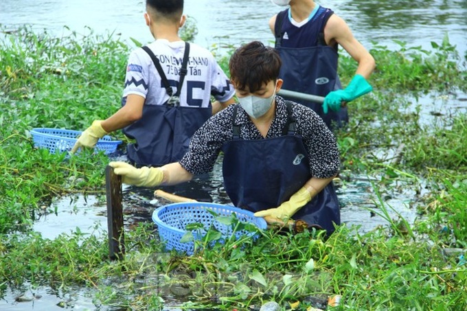 Nghe An students clean polluted lake - 3