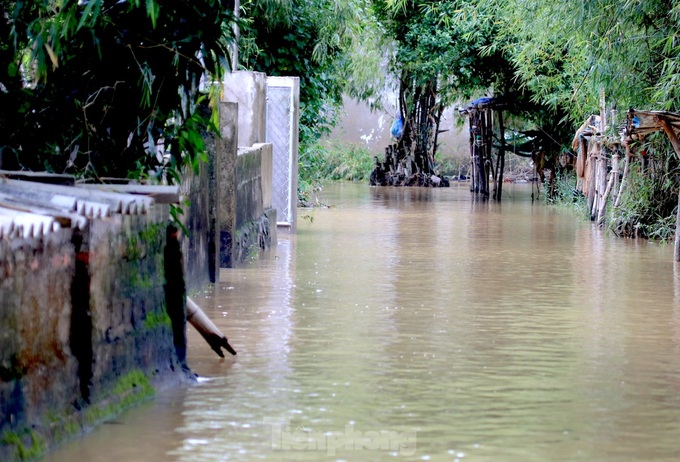 Nghe An’s riverside residents struggle with prolonged flooding - 4