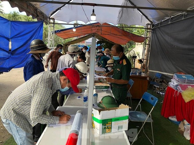 Hundreds leave Ho Chi Minh City as Covid-19 outbreak spreads - 1