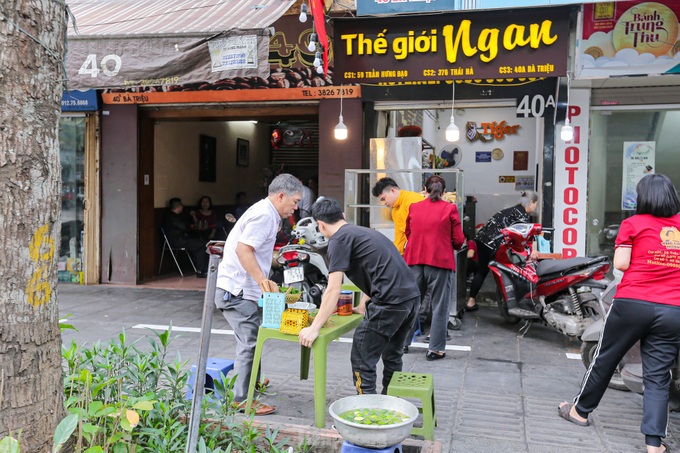 Hanoi cracks down pavement violations - 8