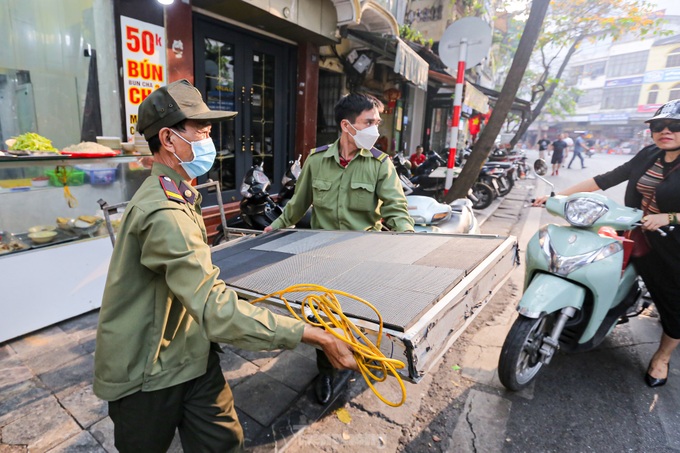 Hanoi cracks down pavement violations - 2