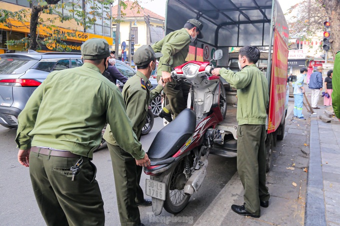Hanoi cracks down pavement violations - 6