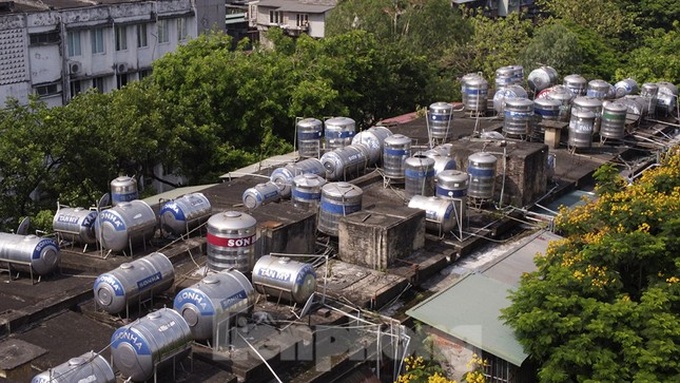 Rooftop water tanks pose dangers in Hanoi - 1 Rooftop water tanks pose dangers in Hanoi - 1