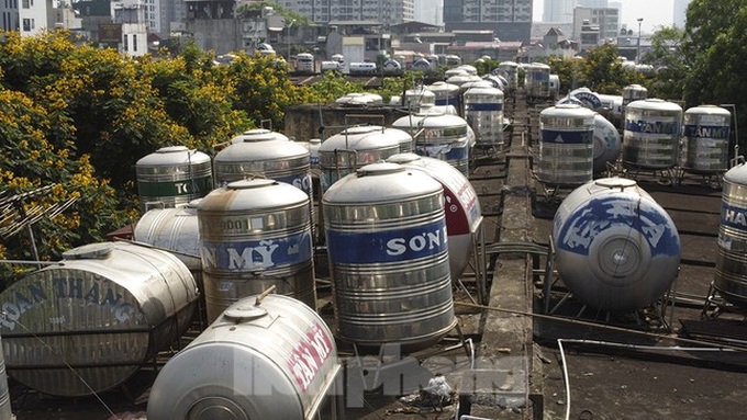 Rooftop water tanks pose dangers in Hanoi - 4 Rooftop water tanks pose dangers in Hanoi - 4