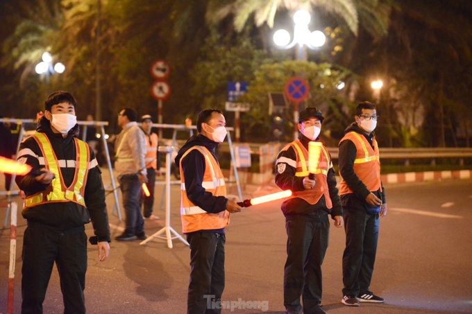 Traffic banned from Nhat Tan Bridge at night - 2