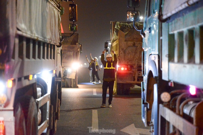 Traffic banned from Nhat Tan Bridge at night - 5