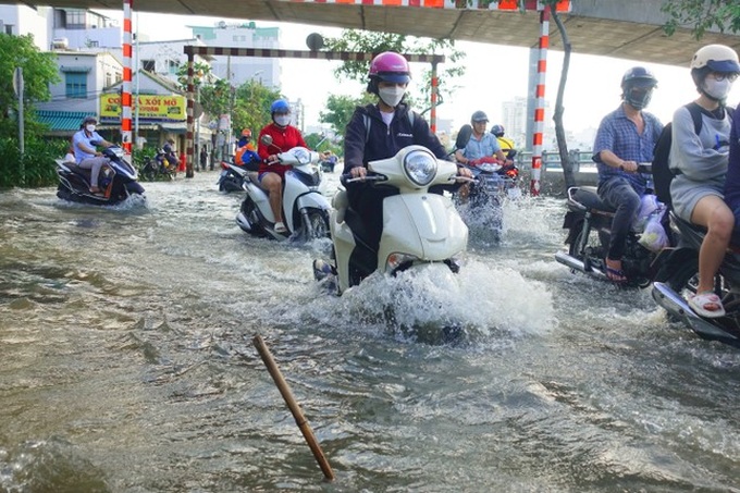 HCM City responds to high tides - 1 HCM City responds to high tides - 1