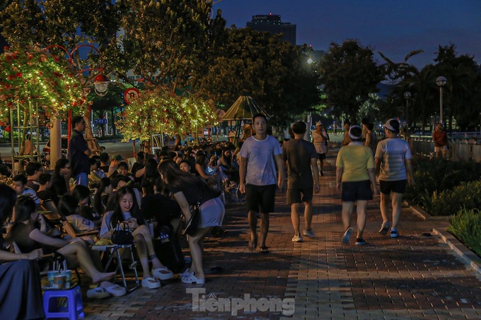 Early morning coffee service in Danang attracts customers - 1