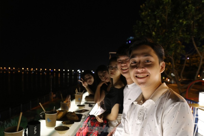 Early morning coffee service in Danang attracts customers - 3