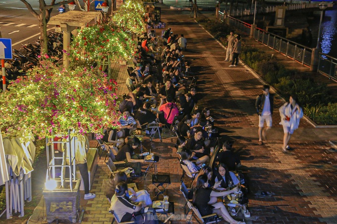 Early morning coffee service in Danang attracts customers - 5