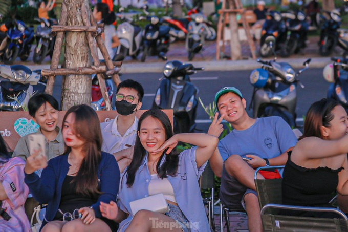 Early morning coffee service in Danang attracts customers - 2