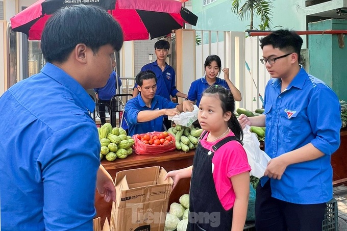 Waste exchange for goods at Danang fair - 3