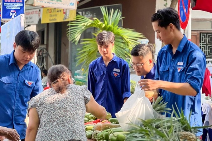 Waste exchange for goods at Danang fair - 2