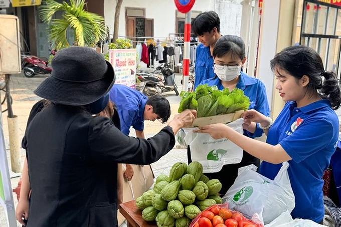 Waste exchange for goods at Danang fair - 1