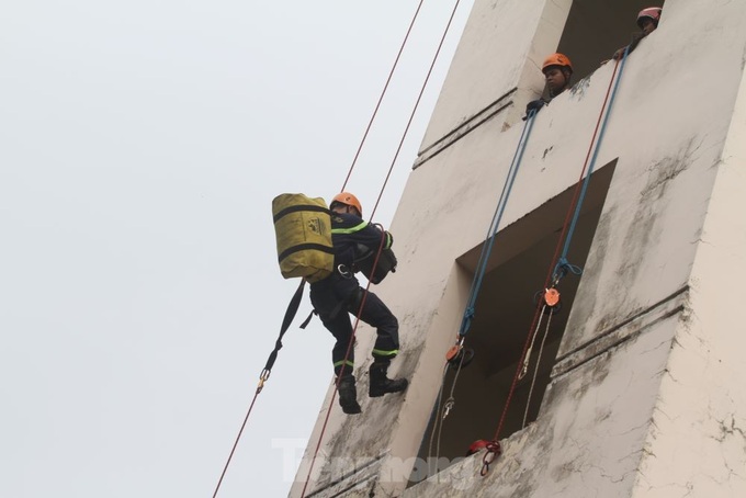 Binh Duong students experience firefighting training - 1 Binh Duong students experience firefighting training - 1