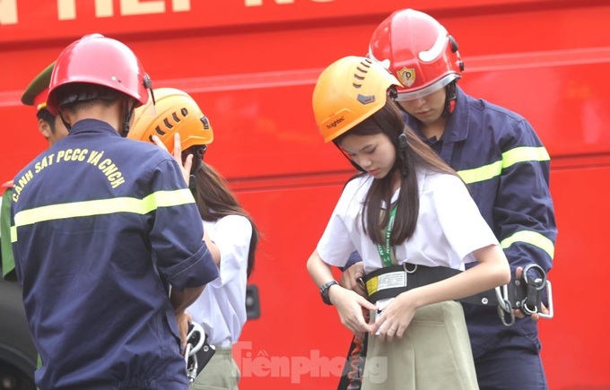 Binh Duong students experience firefighting training - 4 Binh Duong students experience firefighting training - 4