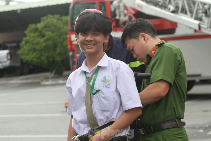 Binh Duong students experience firefighting training - 5 Binh Duong students experience firefighting training - 5
