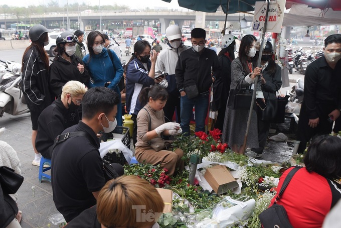 Hanoi, HCM City busier on Women’s Day - 6