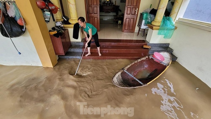 Hanoi outskirt district seriously flooded following heavy rains - 3