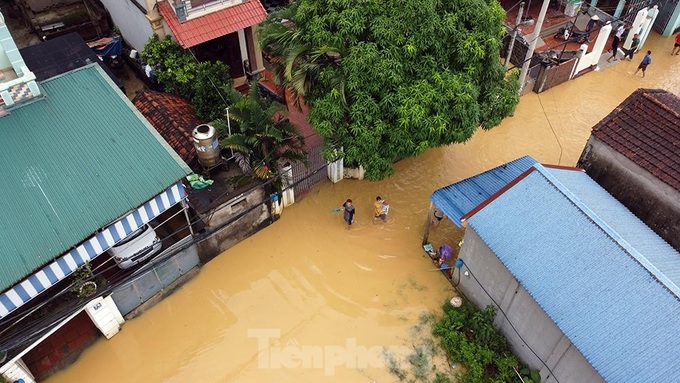 Hanoi outskirt district seriously flooded following heavy rains - 4