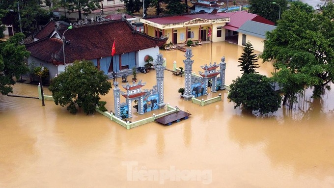 Hanoi outskirt district seriously flooded following heavy rains - 5