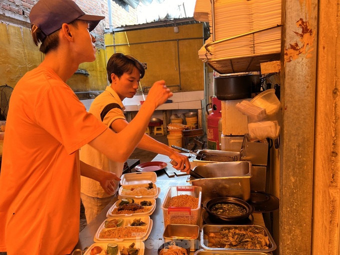 HCM City restaurant offers free meals to disadvantaged - 2