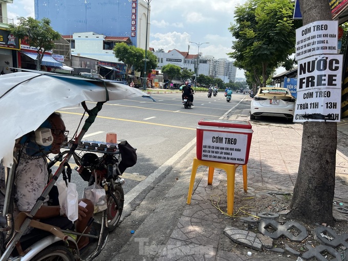 HCM City restaurant offers free meals to disadvantaged - 1