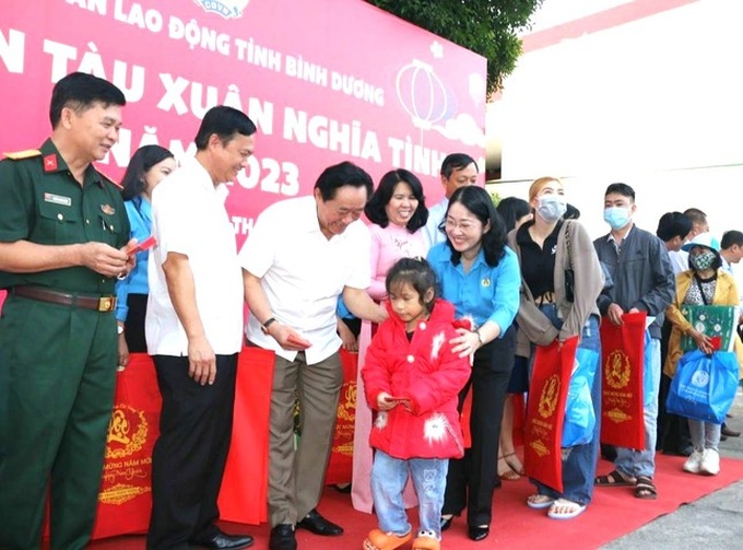 5,000 train tickets offered to workers for Tet reunion - 1