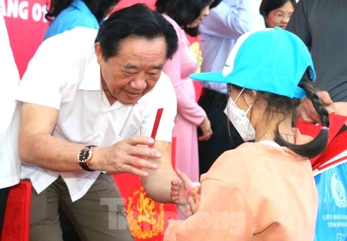 5,000 train tickets offered to workers for Tet reunion - 2