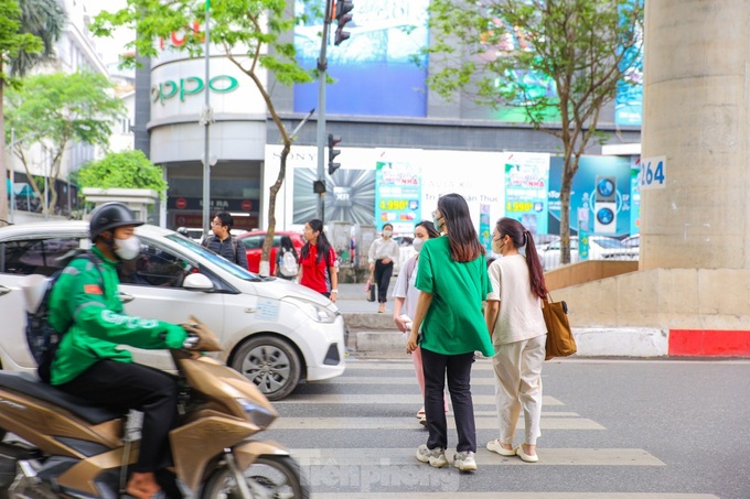 Pedestrian traffic lights fail to work in Hanoi - 5 Pedestrian traffic lights fail to work in Hanoi - 5