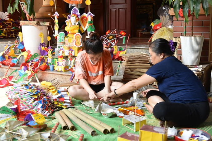 Hanoi woman preserves mid-Autumn lantern craft - 4 Hanoi woman preserves mid-Autumn lantern craft - 4