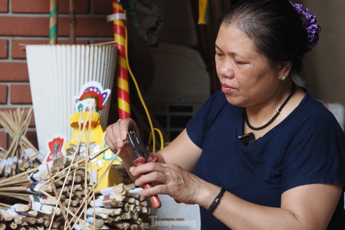 Hanoi woman preserves mid-Autumn lantern craft - 2 Hanoi woman preserves mid-Autumn lantern craft - 2