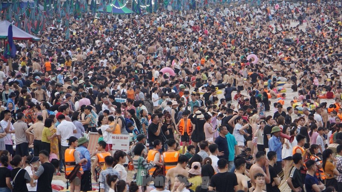 Haiphong beaches jammed with visitors - 4 Haiphong beaches jammed with visitors - 4