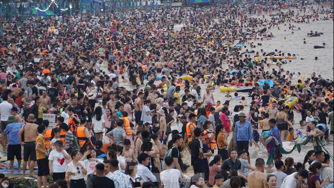 Haiphong beaches jammed with visitors - 2 Haiphong beaches jammed with visitors - 2