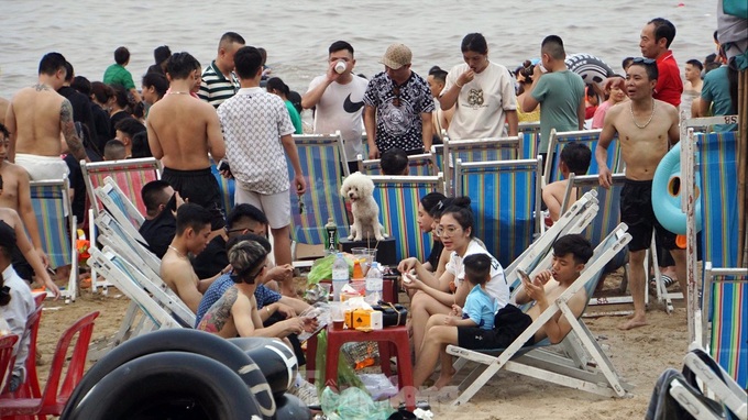 Haiphong beaches jammed with visitors - 6 Haiphong beaches jammed with visitors - 6
