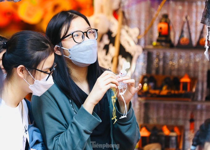 Halloween atmosphere haunts Hanoi street - 5 Halloween atmosphere haunts Hanoi street - 5