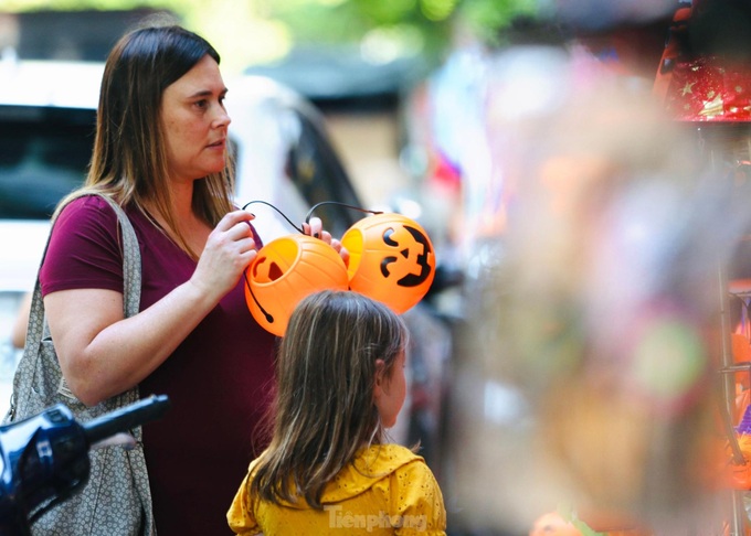 Halloween atmosphere haunts Hanoi street - 7 Halloween atmosphere haunts Hanoi street - 7