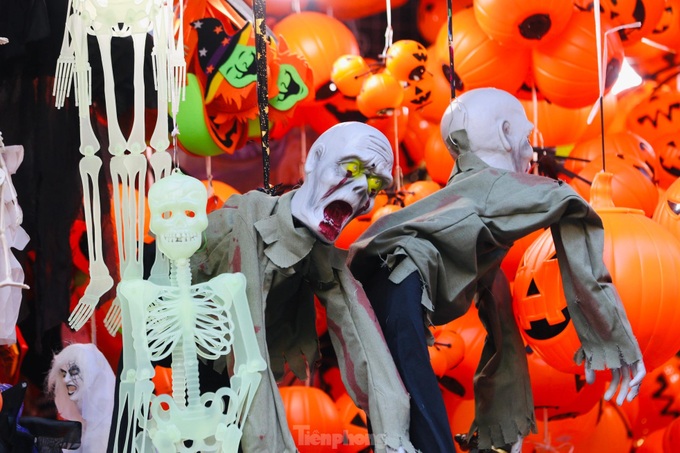 Halloween atmosphere haunts Hanoi street - 2 Halloween atmosphere haunts Hanoi street - 2