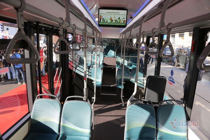 First electric bus route launched in HCM City - 2